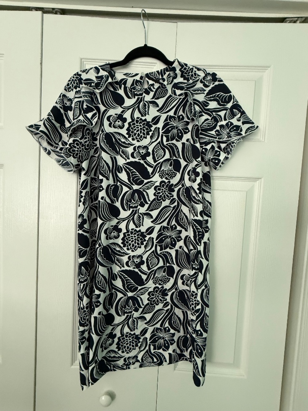 Ann Taylor Factory Petite Black & White Floral Ruffle Sleeve Dress SP